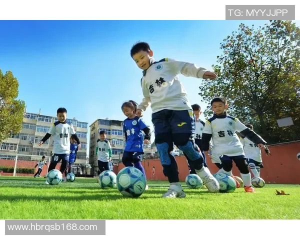 走进绿茵场感受拜访足球球星的英语交流魅力